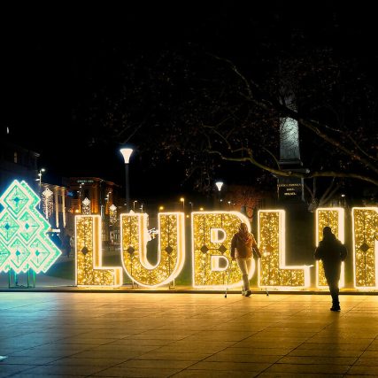 Zdjęcie napisy I LOVE LUBLIN na Placu Litewskim - zamiast figury serca znajduje się w nim świąteczna choinka.