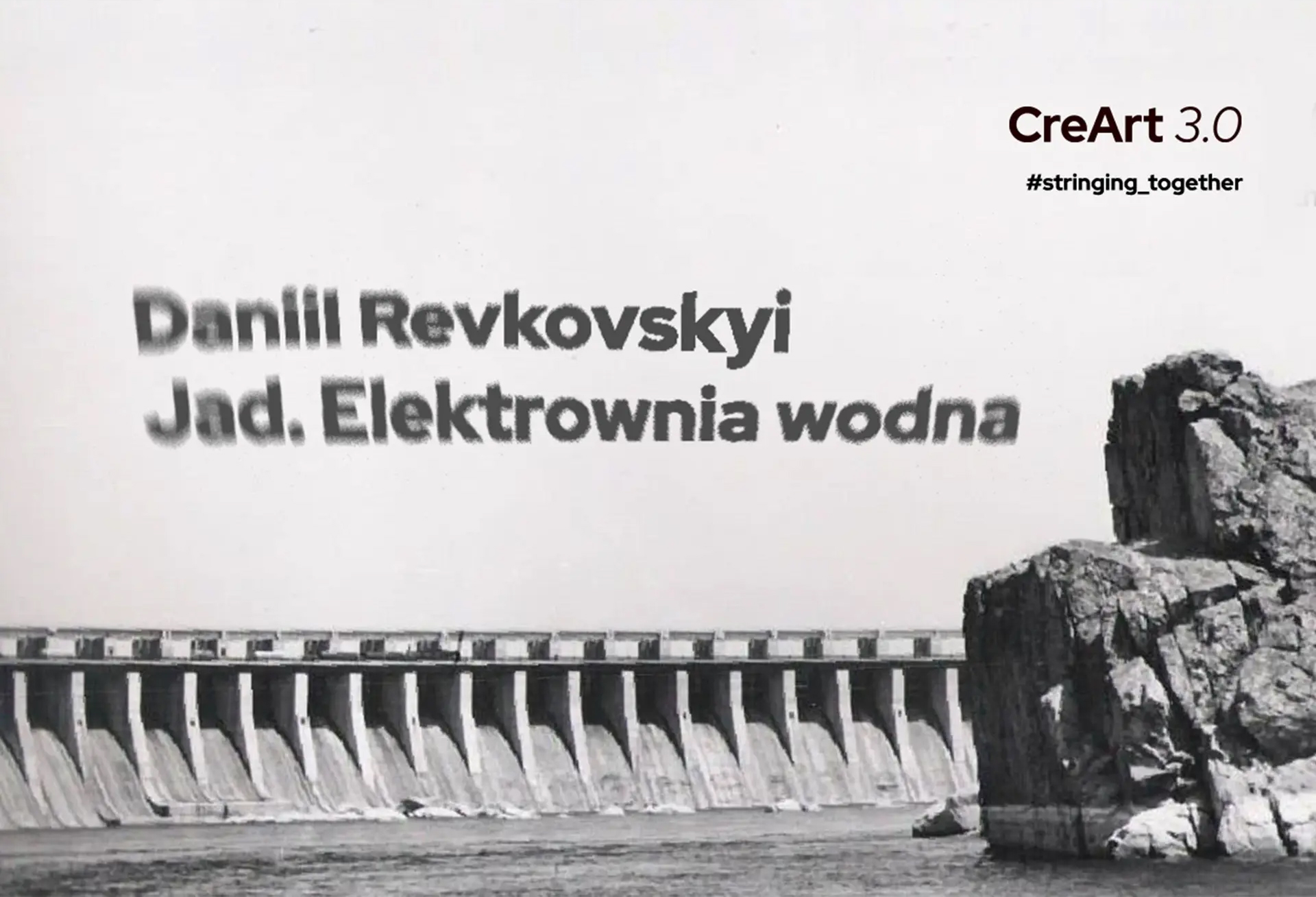 Czarno-biała grafika - plakat do wystawy. Na środku napis Danii Revkovskyi "Jad. Elektrownia wodna". Pod napisem widoczny zarys długiego muru elektrowni wodnej, poniżej tafla wody. Po prawej stronie skała.