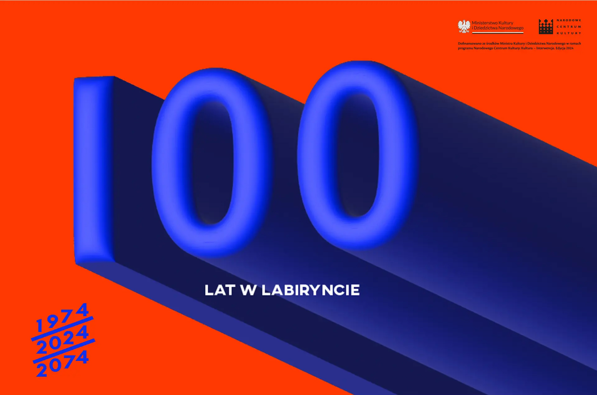 Grafika ilustracyjna. Na czerwonym tle liczba 100 w intensywnie niebieskiej barwie. Pod liczbą napis, tworzący całość "100 lat w Labiryncie".