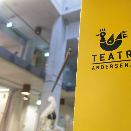 Zdjęcie ilustracyjne. Na żółtym tle logo i napis Teatr Andersena.